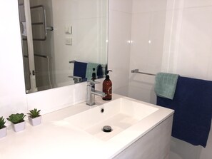 Shower, hair dryer, towels, soap - Divine Coastal Living (Dee Why)