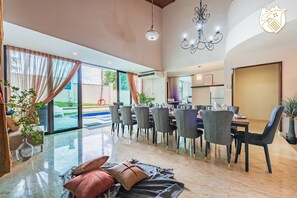 Luxury Villa | Dining room