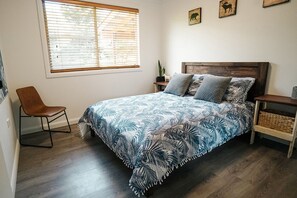 3 bedrooms, desk, iron/ironing board, free WiFi