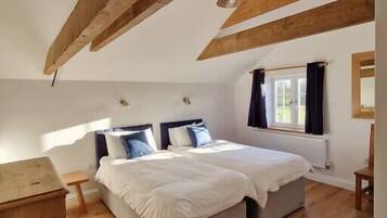 3 bedrooms, Egyptian cotton sheets, iron/ironing board, WiFi