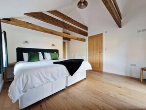 3 bedrooms, Egyptian cotton sheets, iron/ironing board, WiFi - The Hayloft, Bainvalley Cottages (Hemingby)