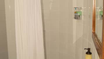 Habitación cuádruple familiar | Baño | Ducha, secador de pelo, toallas y jabón