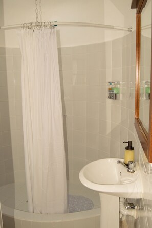 Kamar Quadruple Keluarga | Kamar mandi | Shower, pengering rambut, handuk, dan sabun