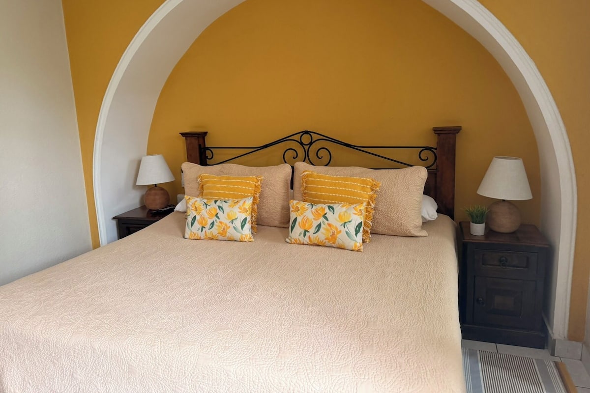 Deluxe Room | WiFi (free), bed sheets