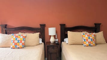 Chambre Double | Salle de bain | Douche, sèche-cheveux, serviettes fournies, savon