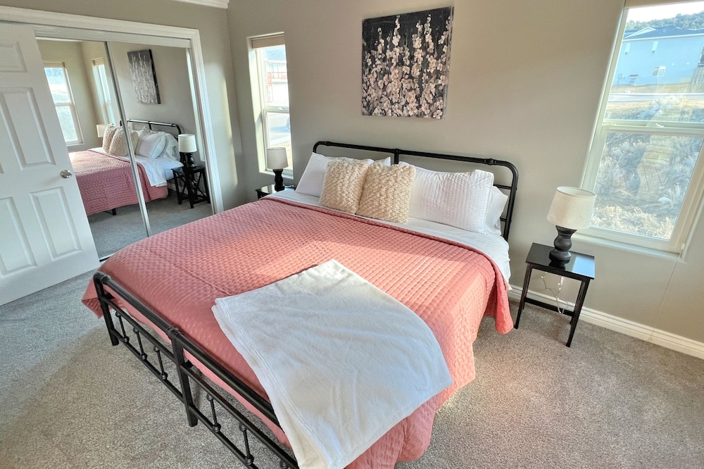 Cozy Townhome - Close to Hospital and ISU