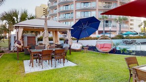 Seasonal outdoor pool, sun loungers - Willow Bay Resort  (Myrtle Beach)