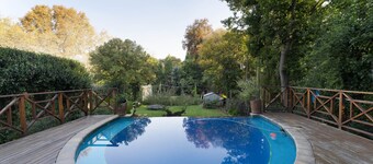 A Grown-ups' tranquil retreat in Parktown North/Rosebank