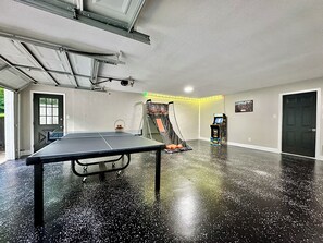 Game room - Downtown Boho Oasis w/ Firepit & Game Rm w/ Marvel Arcade, Sleeps 8, Wills Park (Alpharetta)