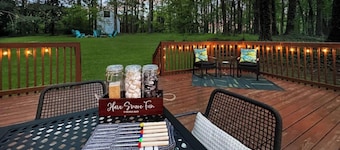 Downtown Boho Oasis w/ Firepit & Game Rm w/ Marvel Arcade, Sleeps 8, Wills Park