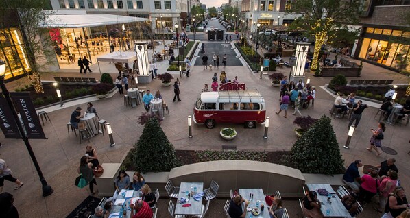 Outdoor dining - Downtown Boho Oasis w/ Firepit & Game Rm w/ Marvel Arcade, Sleeps 8, Wills Park (Alpharetta)