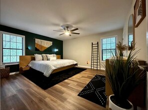 4 bedrooms, desk, iron/ironing board, free WiFi