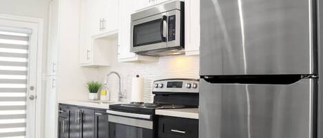 Réfrigérateur, four à micro-ondes, un four, surface de cuisson