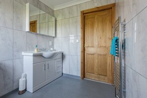 Rainfall showerhead, hair dryer, towels - The Shamba, Bainvalley Cottages (Hemingby)