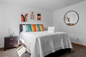 5 عدّة غرف نوم ومكتب ومكواة/لوح كي وسرير سفر