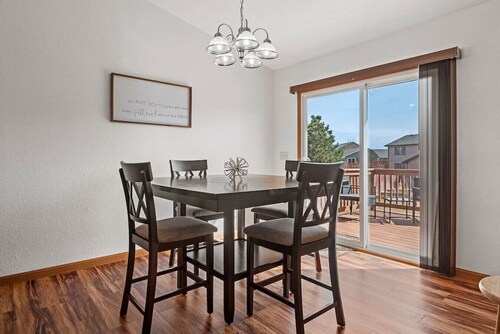 Stylish 5 BR- LG Fenced Backyard and Playground