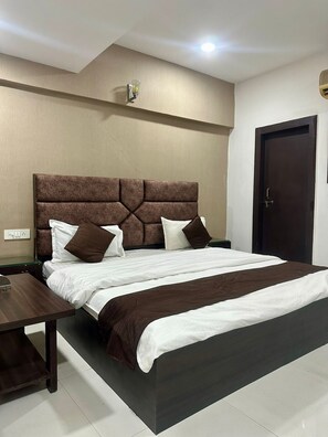 Iron/ironing board, free WiFi, bed sheets - Hotel Deendayal (Korba)
