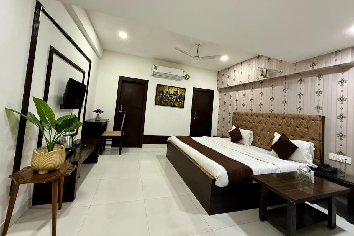 Superior Double Room | Iron/ironing board, free WiFi, bed sheets