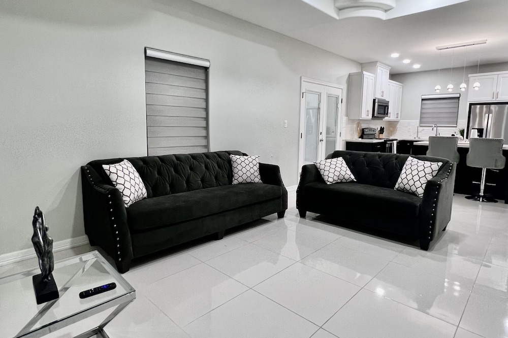 Luxury Modern Apartment Behind UTRGV Near Everything