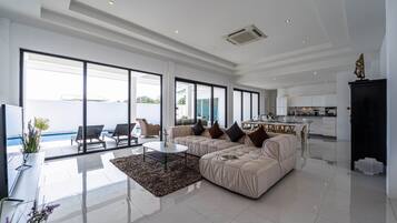 Villa | Ruang tamu | 40 inci televisyen LED dengan kabel, TV