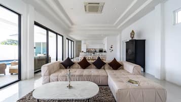 Villa | Ruang tamu | 40 inci televisyen LED dengan kabel, TV