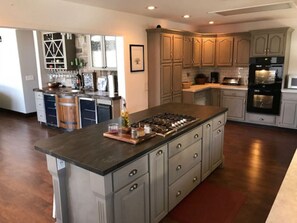 冷蔵庫、電子レンジ、オーブン、コンロ