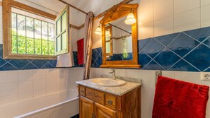 Combined shower/bathtub, towels - Frigiliana 031 (Frigiliana)