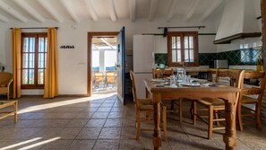 Kjøleskap, mikrobølgeovn, ovn og kaffetrakter/tekoker