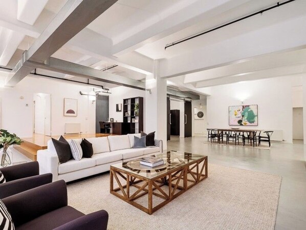 Living area - Captivating 2-bed Apartment in Melbourne (Melbourne)