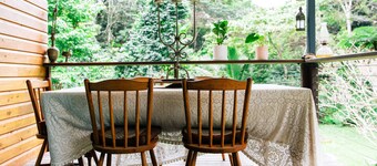 Deep in the Rainforest Comfortable family home in Kuranda Sleeps 8