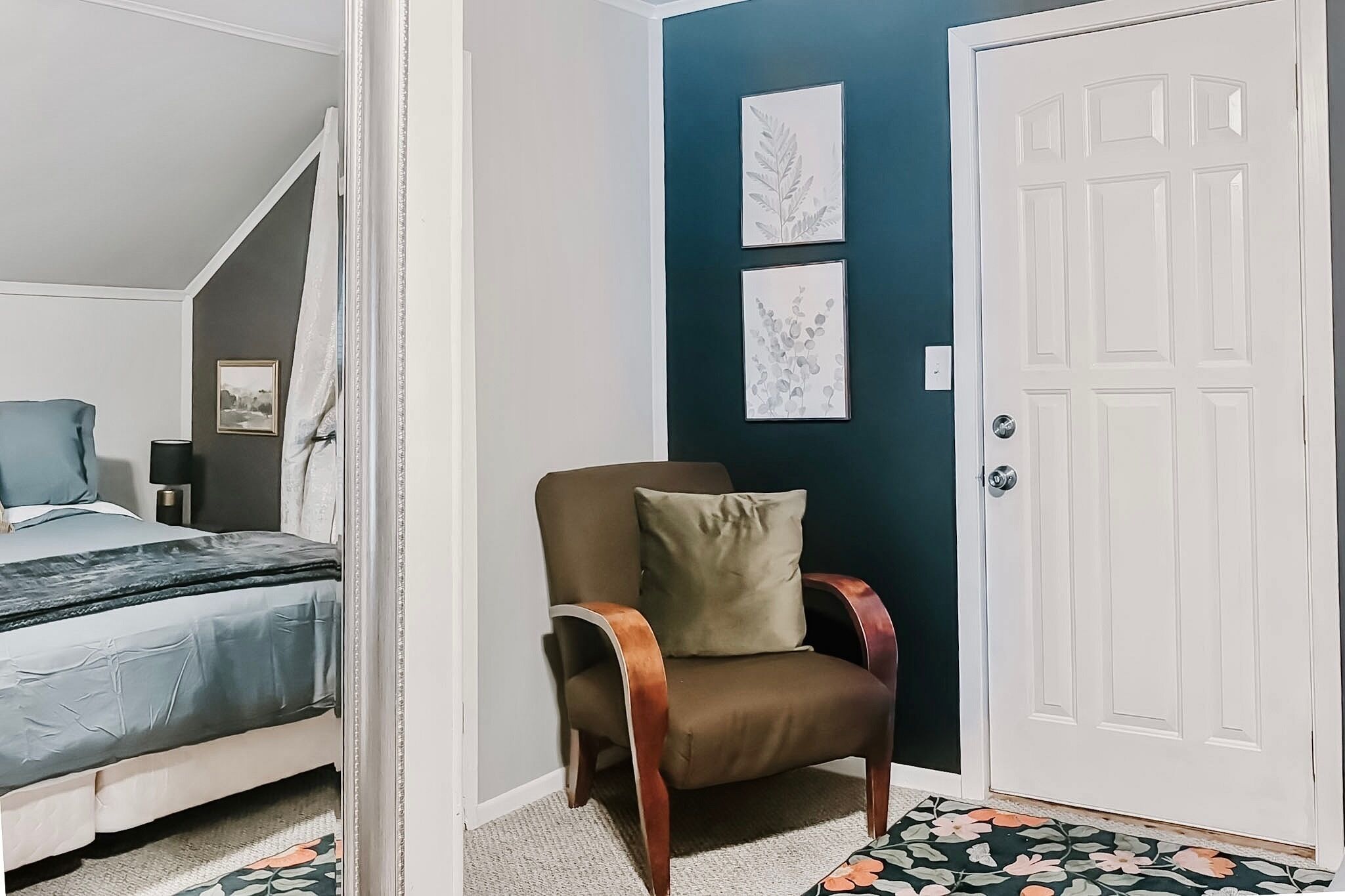 Une chambre à coucher avec un lit, une chaise et une porte.