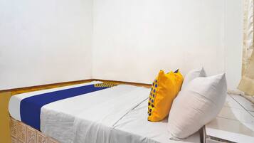 Double Room | Desk, laptop workspace, bed sheets