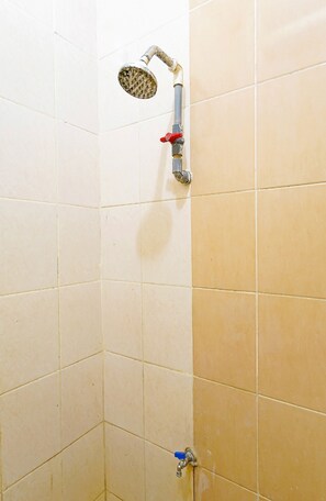 Shower, towels - SPOT ON 91444 Hotel Arimbi (Bandung)
