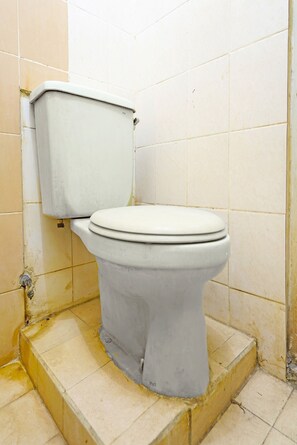 Bu  ồng tắm vòi sen, khăn tắm 