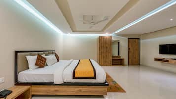 Executive Room | Hypo-allergenic bedding, desk, blackout curtains, iron/ironing board