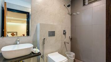 Executive Room | Bathroom | Shower, free toiletries, towels, soap
