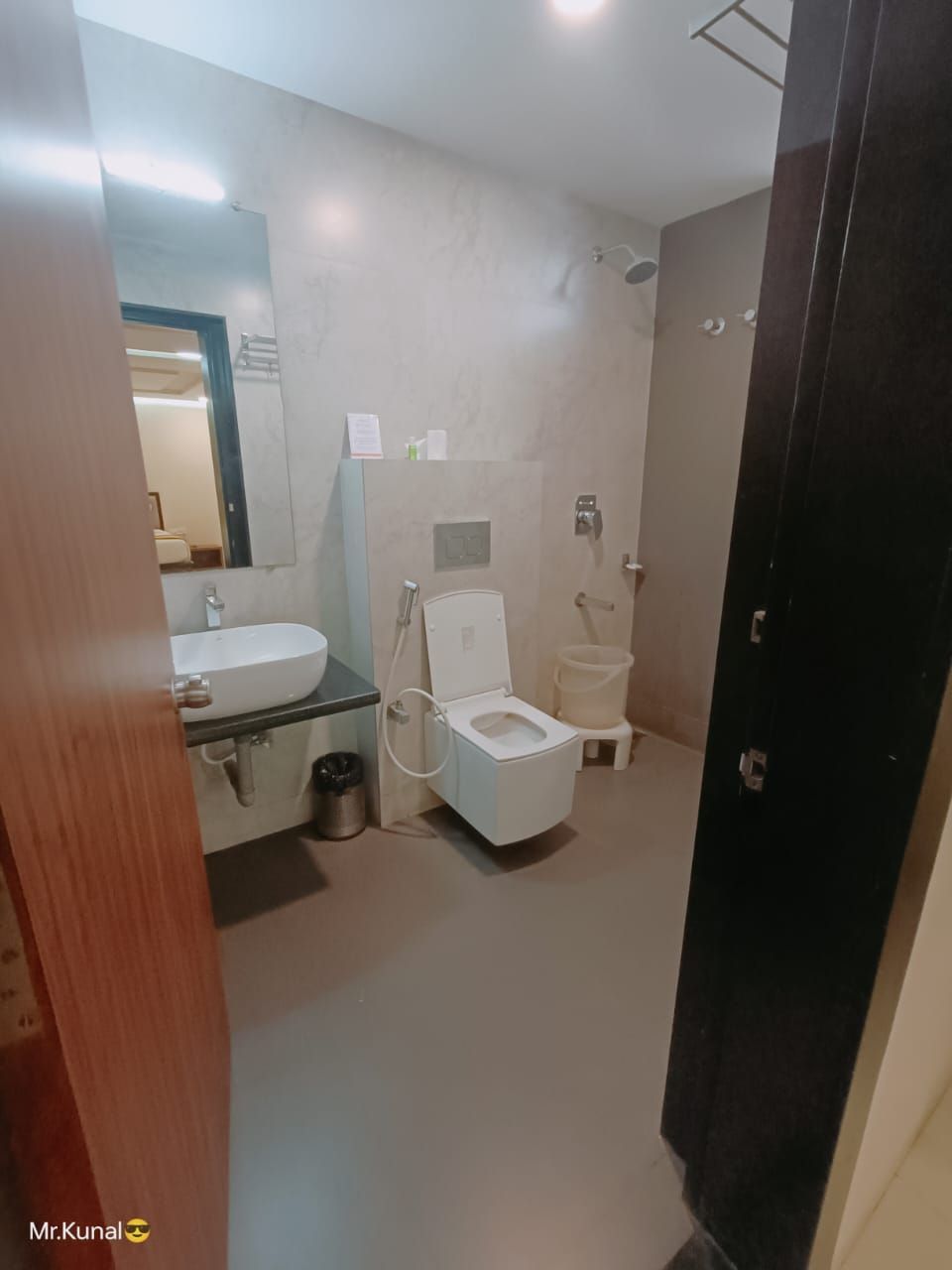 Un baño pequeño con inodoro, lavamanos y ducha.