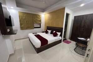 Desk, free WiFi, bed sheets - SSD Plaza Hotel (New Delhi)