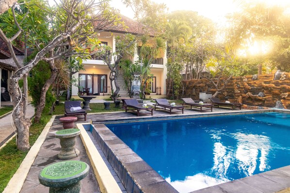 10 من حمّامات السباحة الخارجية