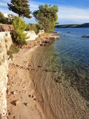 Beach - House in a quiet environment in the immediate vicinity  of the beach (Stara Novalja)