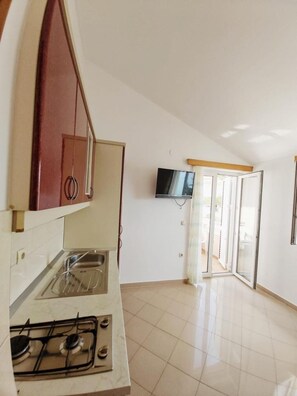 Private kitchen - House in a quiet environment in the immediate vicinity  of the beach (Stara Novalja)