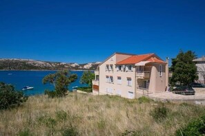 Exterior - House in a quiet environment in the immediate vicinity  of the beach (Stara Novalja)