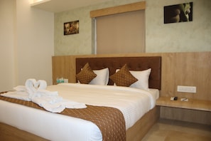 Deluxe Double Room | Desk, soundproofing, free WiFi, bed sheets - Signum CityScapes The Royal Castle Plaza (Rajkot)