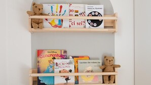 A children's bookshelf with books and a teddy bear. - Gran Torino 17 in Cattolica (Cattolica)
