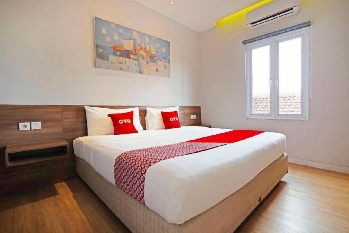 Desk, laptop workspace, free WiFi, bed sheets