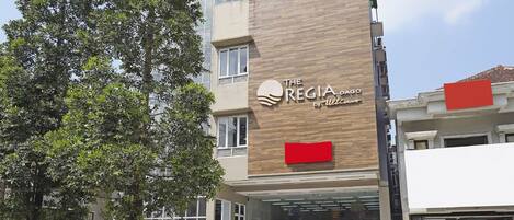 Un edificio con un letrero que dice "The Regency by Wellis".