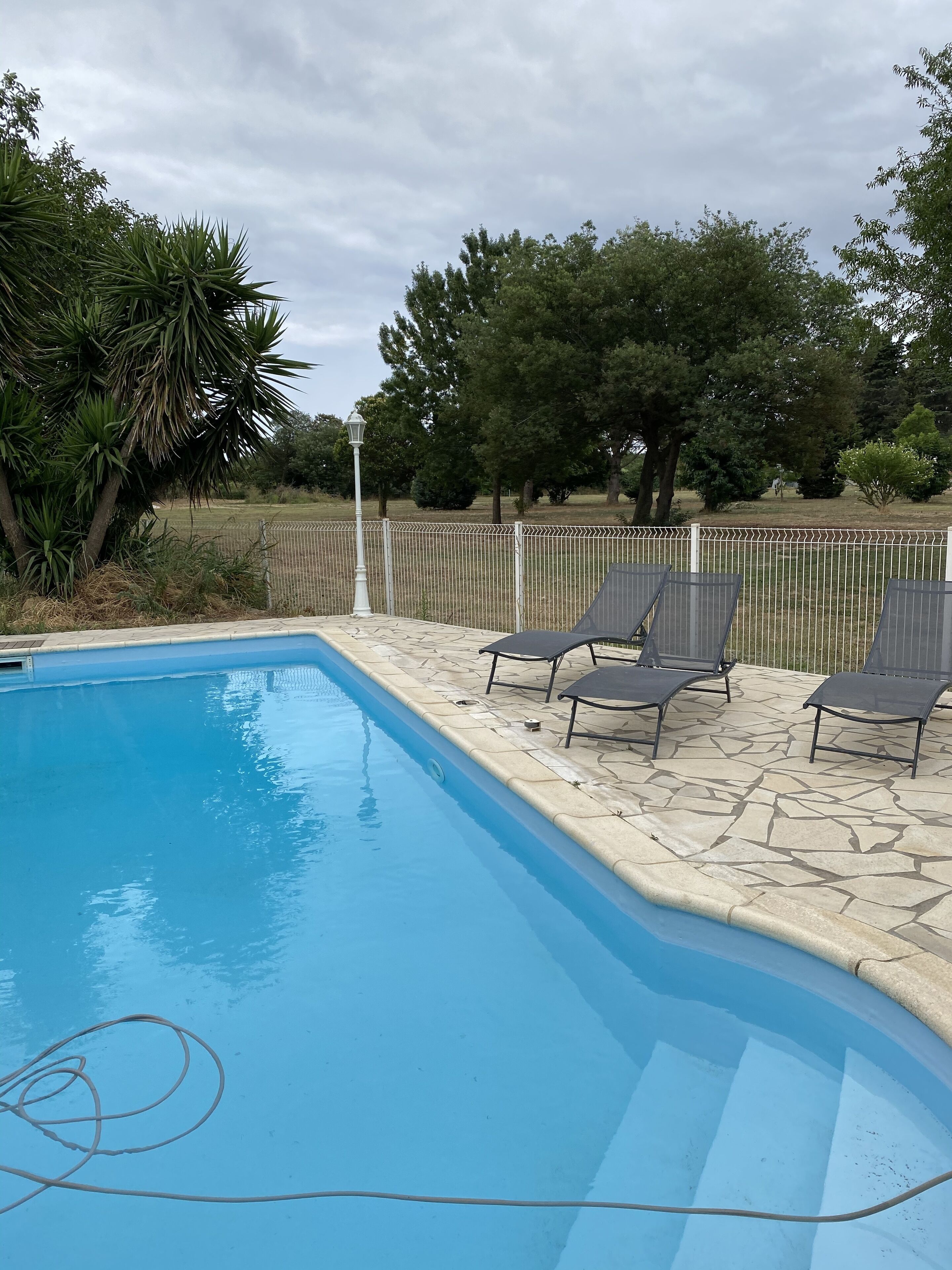 Una piscina al aire libre, una piscina climatizada
