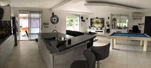 Villa  luxe isolée sur 1 hectare de jardin , à 5 minutes des plages
