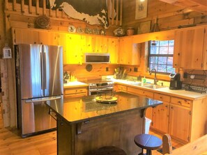 Fridge, microwave, oven, stovetop - Little Bushy Head -Blue Ridge cabin rental- Wifi- (Blue Ridge)