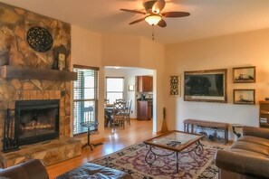 Una Smart TV, una chimenea, libros